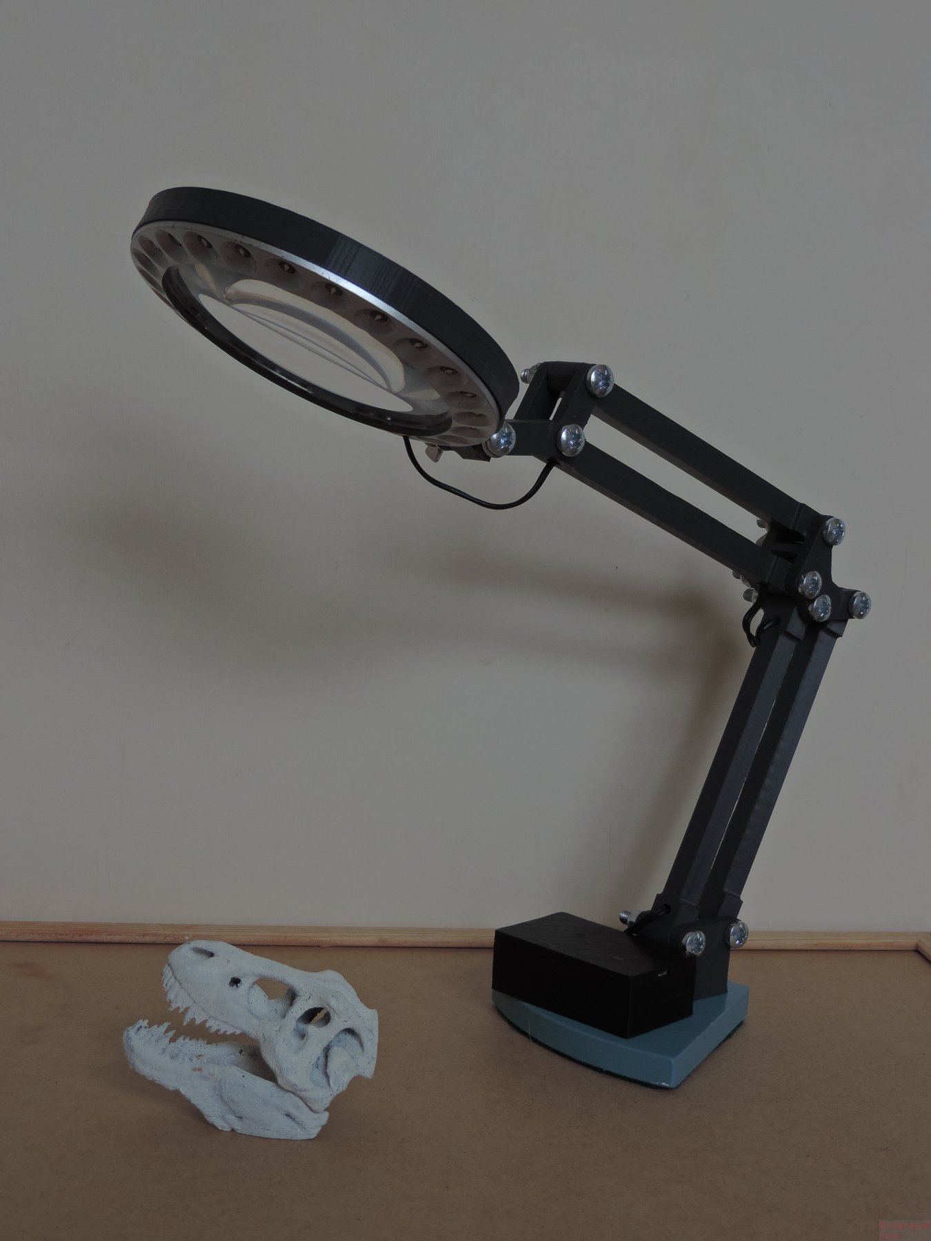 3D printed bench magnifier lamp