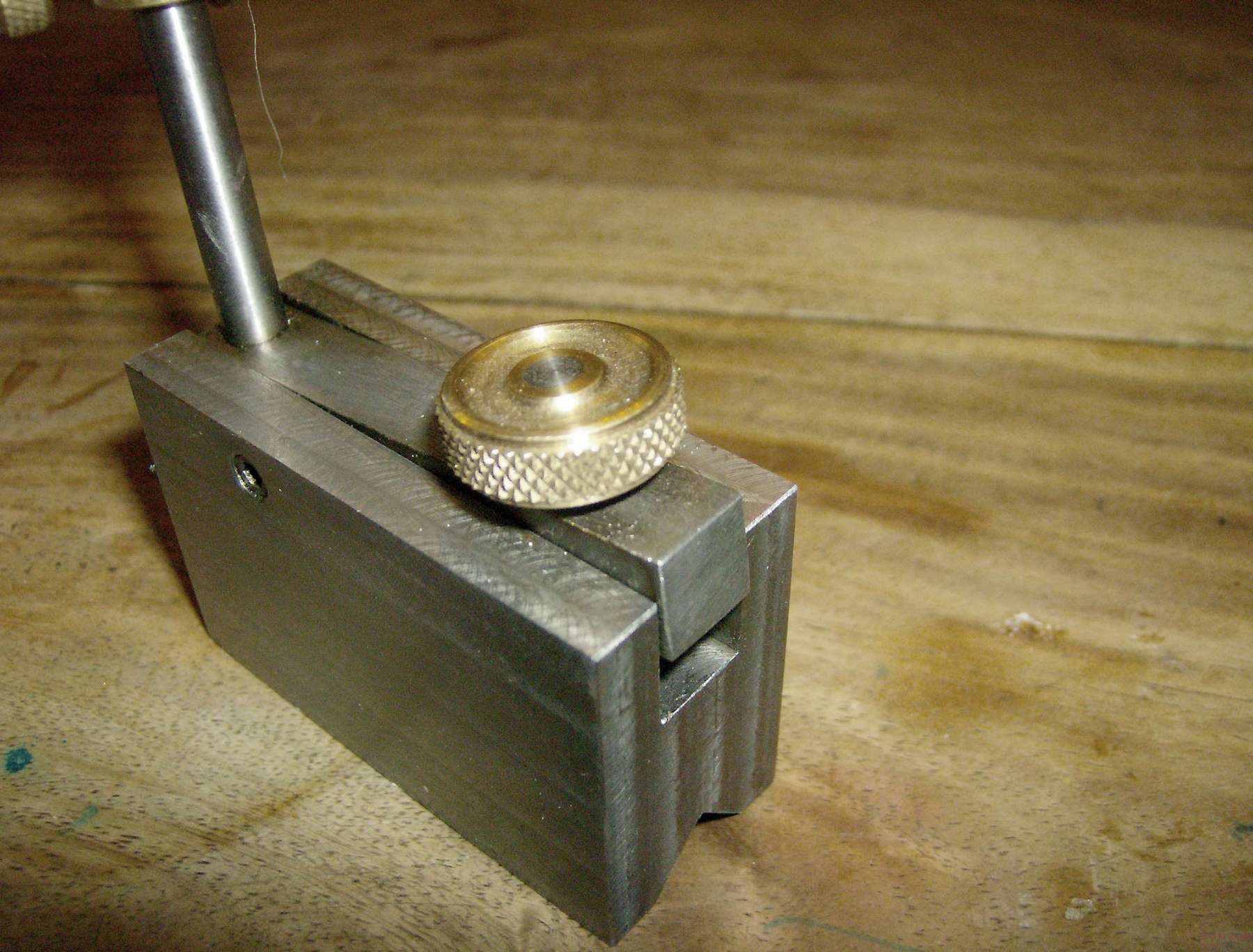 Adjusting screw with knurled nut